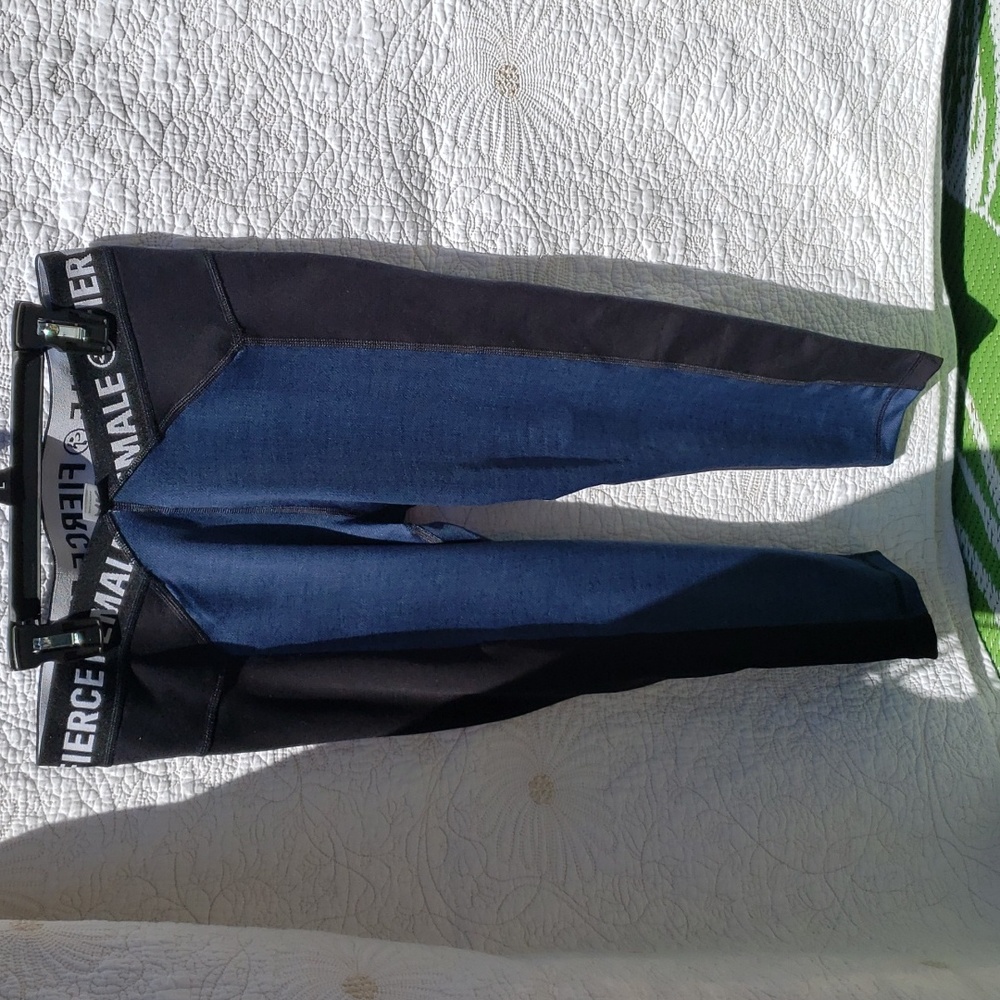 Zumba Wear medium (marvelous) capri leggings, black/denim colorblock